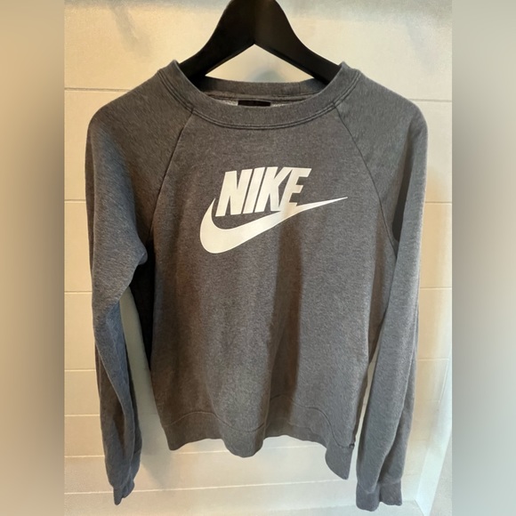 Nike crop sweatshirt. Women’s medium. Like new - Picture 1 of 3